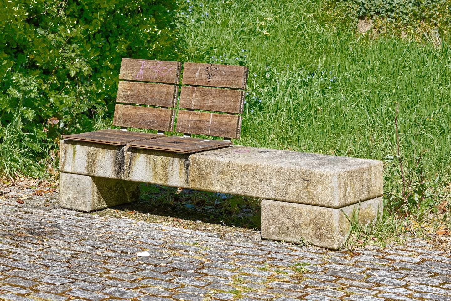 Banco de piedra y madera en los jardines del antiguo hospital psiquiátrico de Conxo